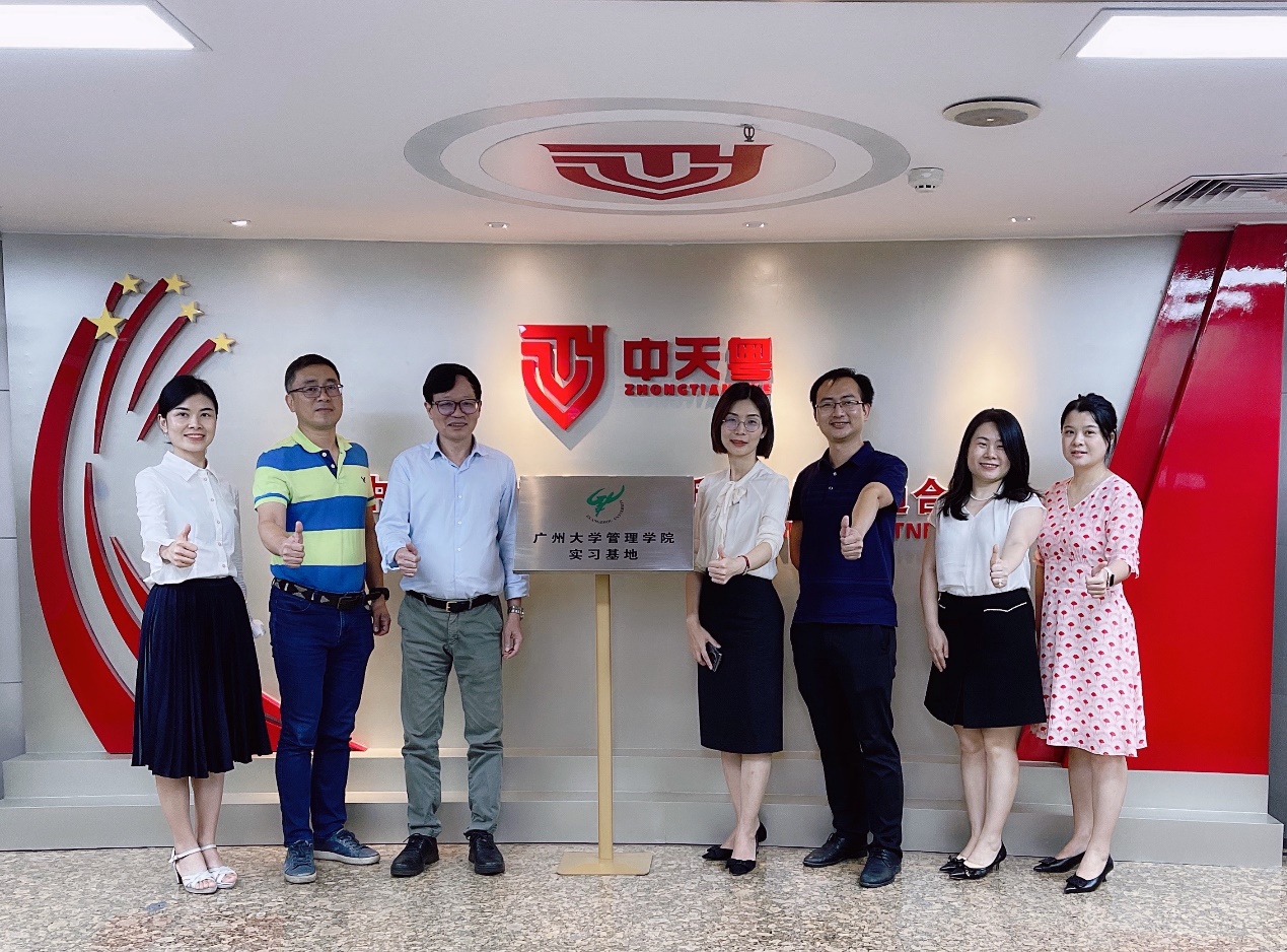 图片包含 人, 站, 室内, 对着描述已自动生成